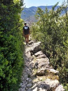 randonneur sur un chemin caillouteux