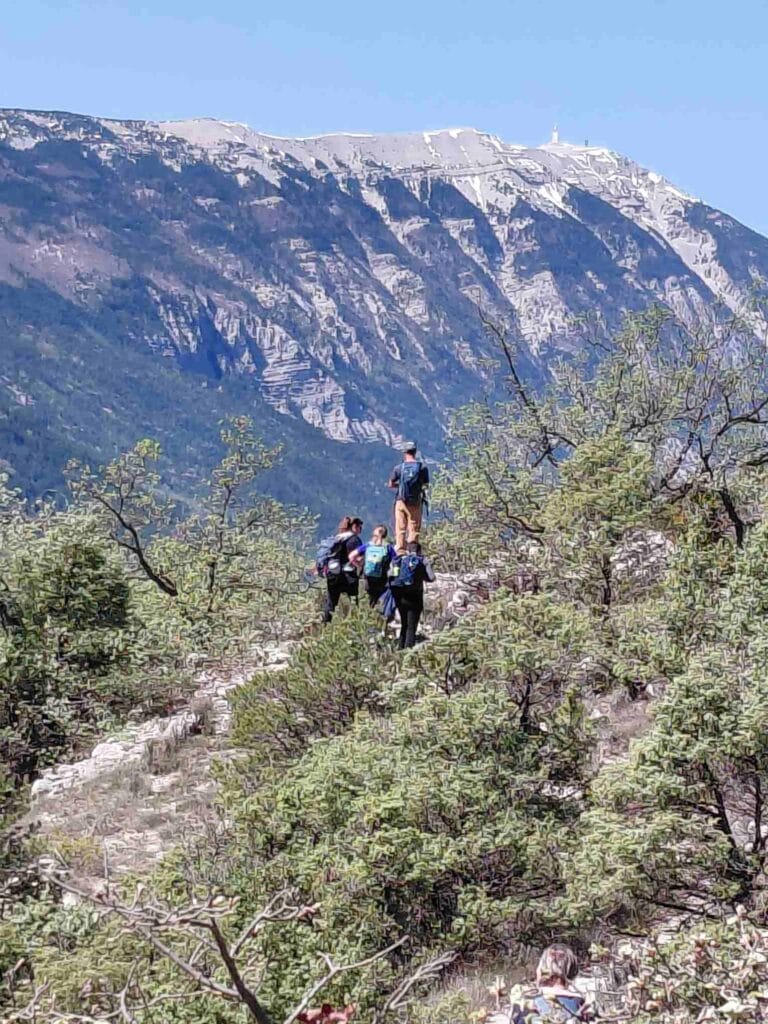 randonneur dans les Baronnies avec vue sur le Ventoux
