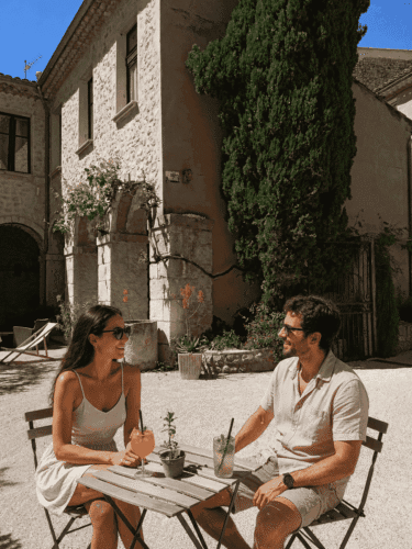 un couple rprennat un verre dans la cour du Cloître des Dominicains